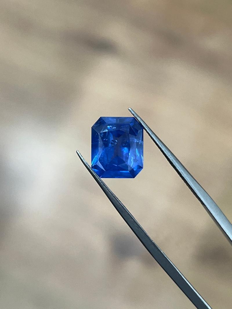 4.96克拉天然皇家蓝蓝宝石，10.8 x 9.2mm