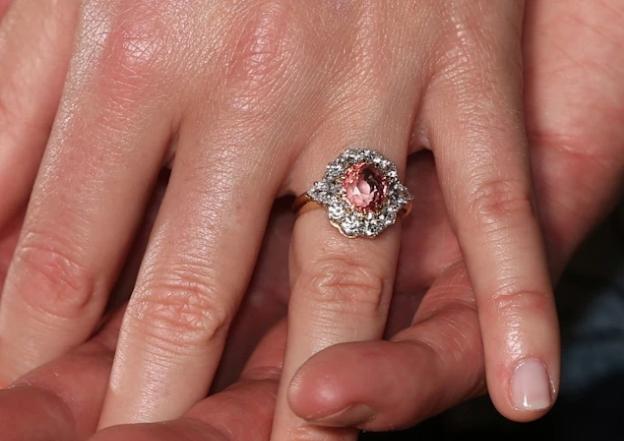 杰克·布鲁克斯班克尤金妮公主的订婚戒指是稀有的帕帕拉恰